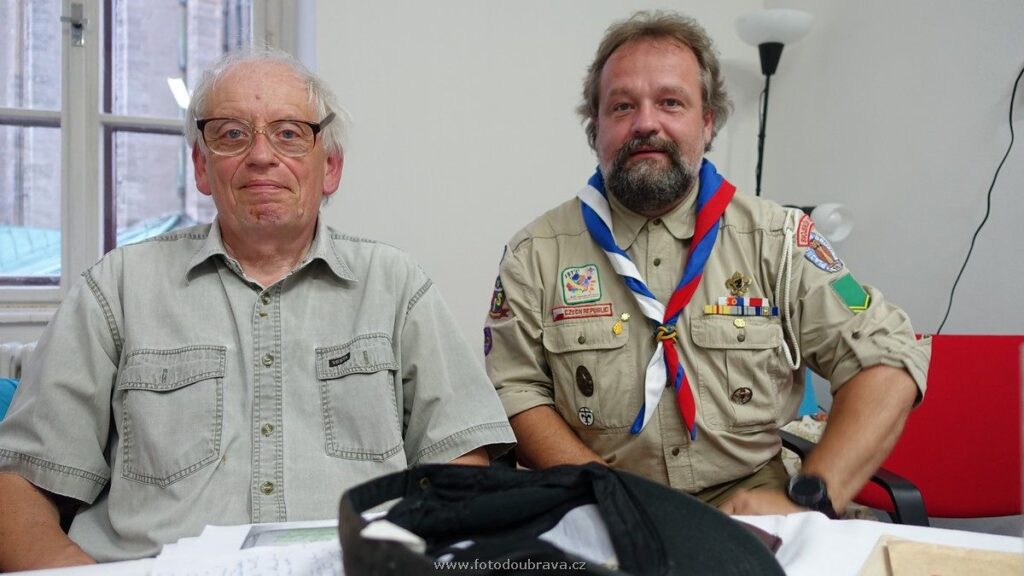 Bratr Stanislav Štěpánik – Mayk a bratr Miroslav Doubrava – Akela (vůdce 5. oddílu se svým nástupcem po 30 letech)